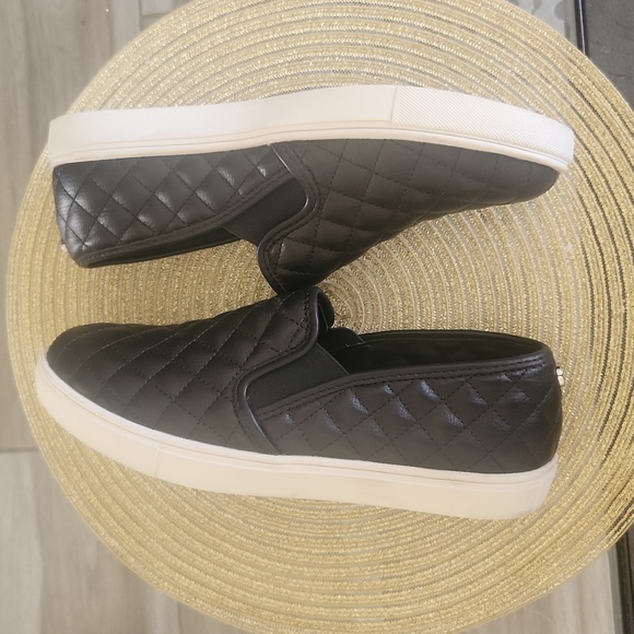 Steve Madden Ecentrcq patent Leather Quilted black Slip on Flat shoes  Size 9.5 - Picture 6 of 7